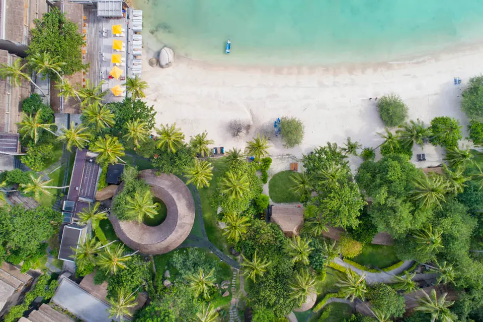 Overhead af Haad Tien Beach Resort i Koh Phangan, Thailand. Billedet viser layout af luksuriøst strandresort med bungalows ved havet, palmer