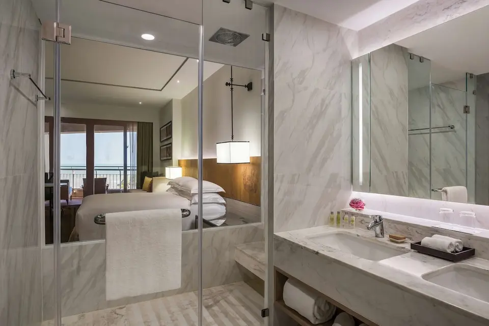 Billeder af badeværelse med stort spejl og glasbrusekabine på Hilton Hua Hin Resort