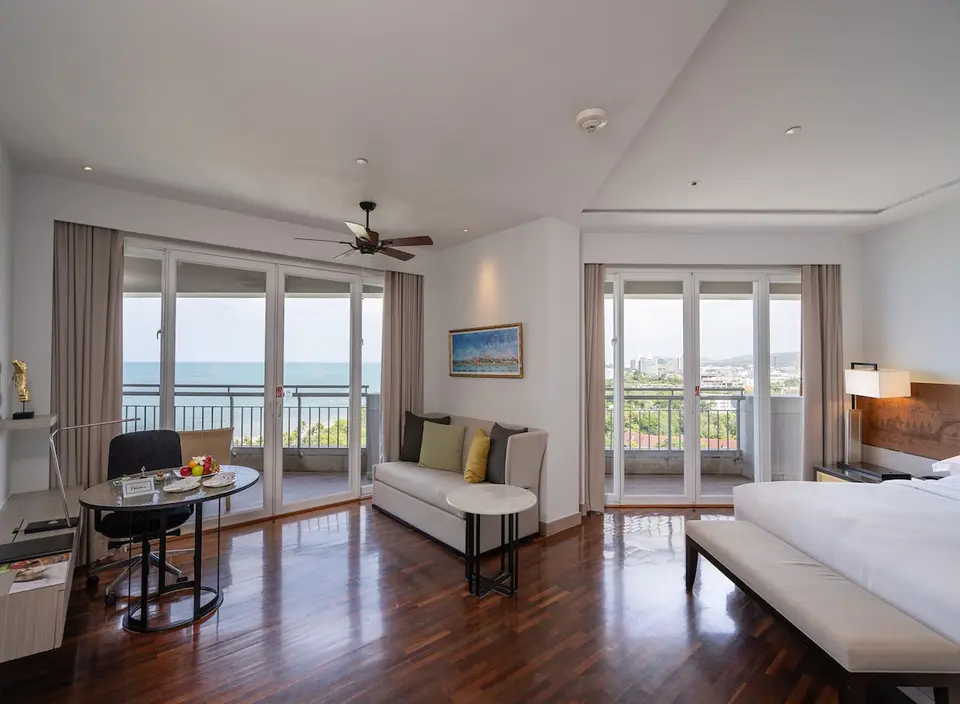 Hilton Hua Hin Resort & Spa hotelværelse med havudsigt fra balkon