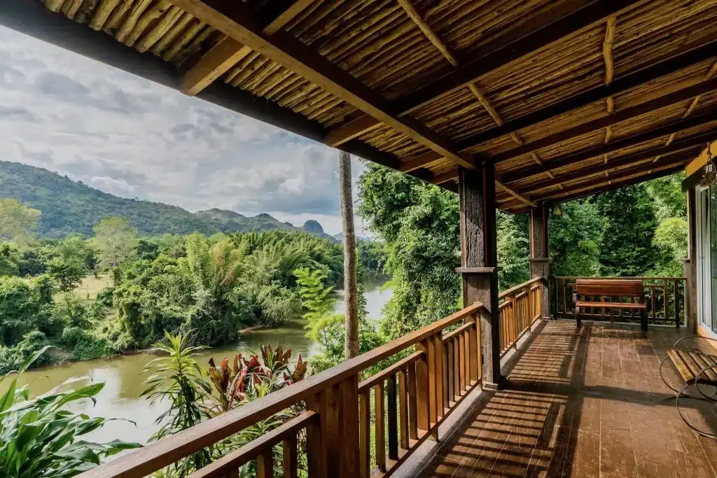 feriebolig ved floden Kwai med træterrasse og udsigt til Phutoey River Kwai Hotspring & Nature Resort
