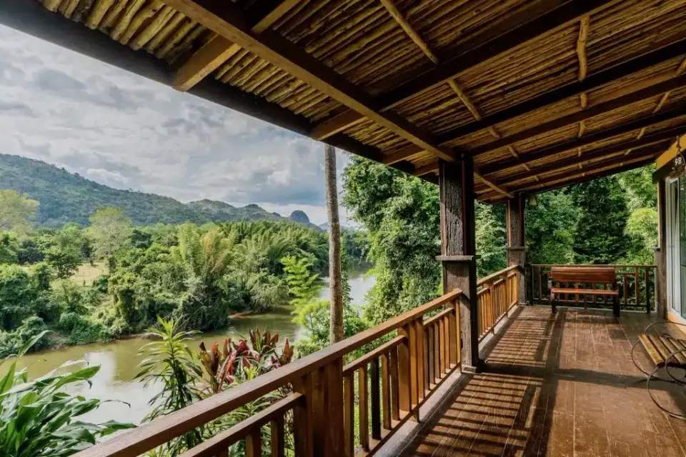 feriebolig ved floden Kwai med træterrasse og udsigt til Phutoey River Kwai Hotspring & Nature Resort