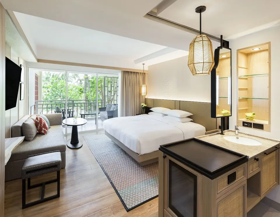 Hyatt Regency Hua Hin hotelværelse med seng og badeværelse