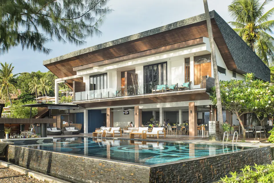 Resort med swimmingpool og liggestole