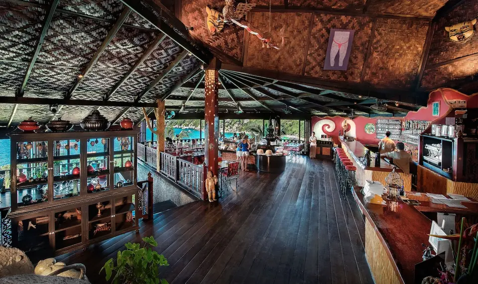 Restaurantinteriør på Jamahkiri Resort med trægulve