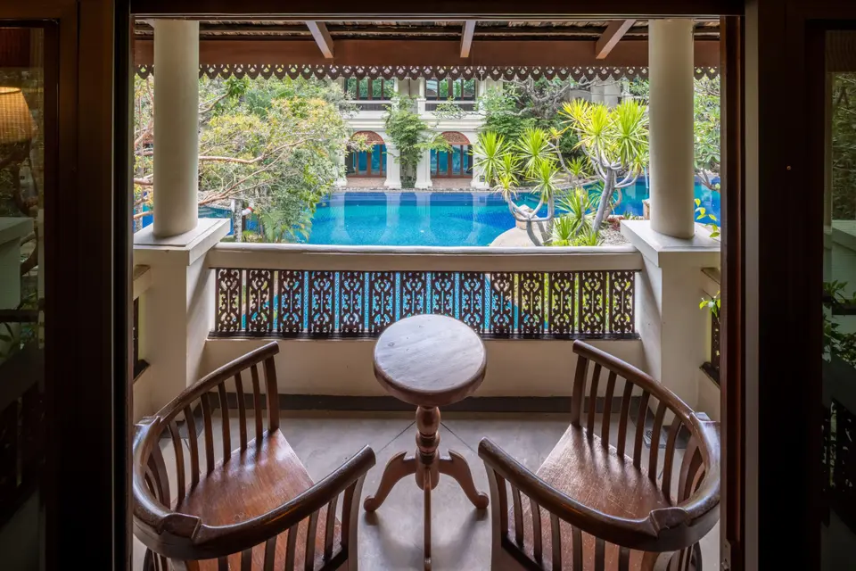 Udsigt over swimmingpool fra altan på Khum Phaya Resort & Spa, Boutique Collection