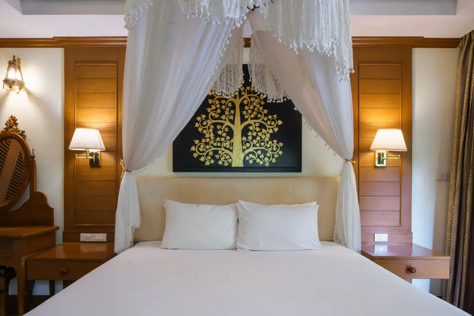 Hvid himmelseng i Khum Phaya Resort, Chiang Mai, fra Boutique Collection-serien