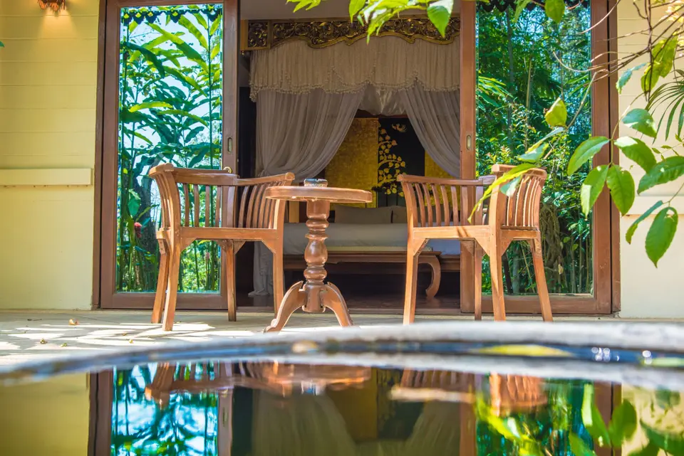 Træbord og stole på Khum Phaya Resort ved en dam