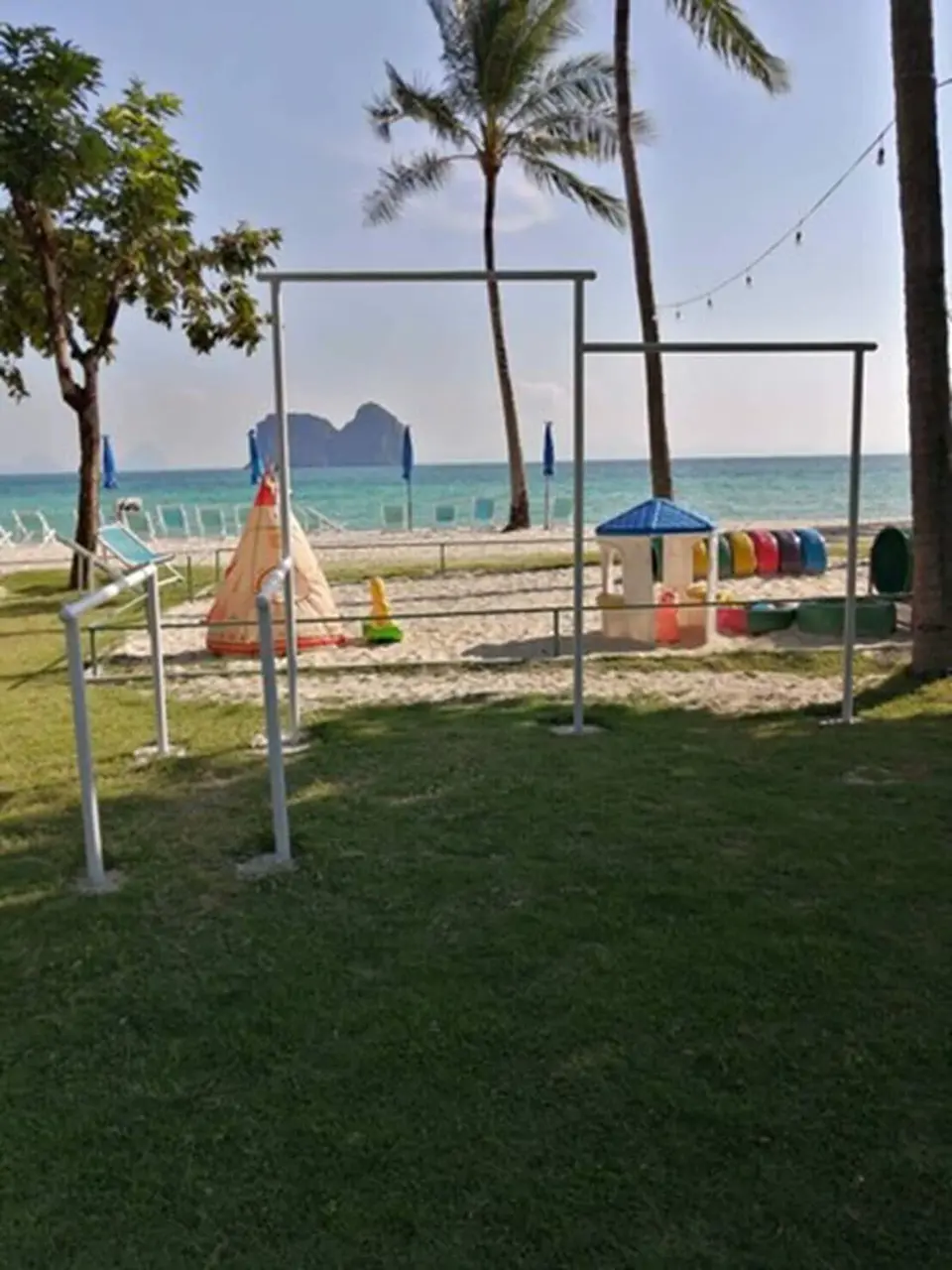 Græsklædt legeplads nær Koh Hai Fantasy Resort