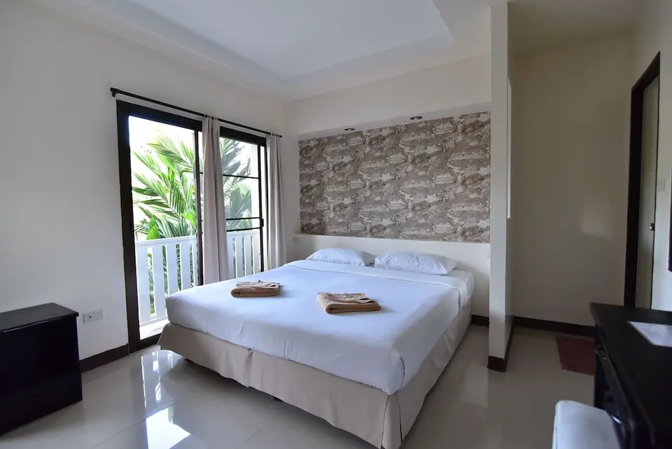 Koh Hai Fantasy Resort soveværelse billede med en hvid seng og vindue.