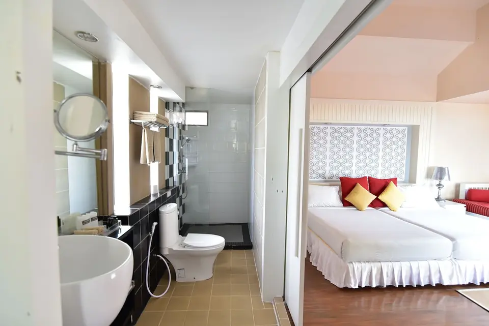 Hotelværelse på Fantasy Resort i Koh Hai med seng, toilet og håndvask