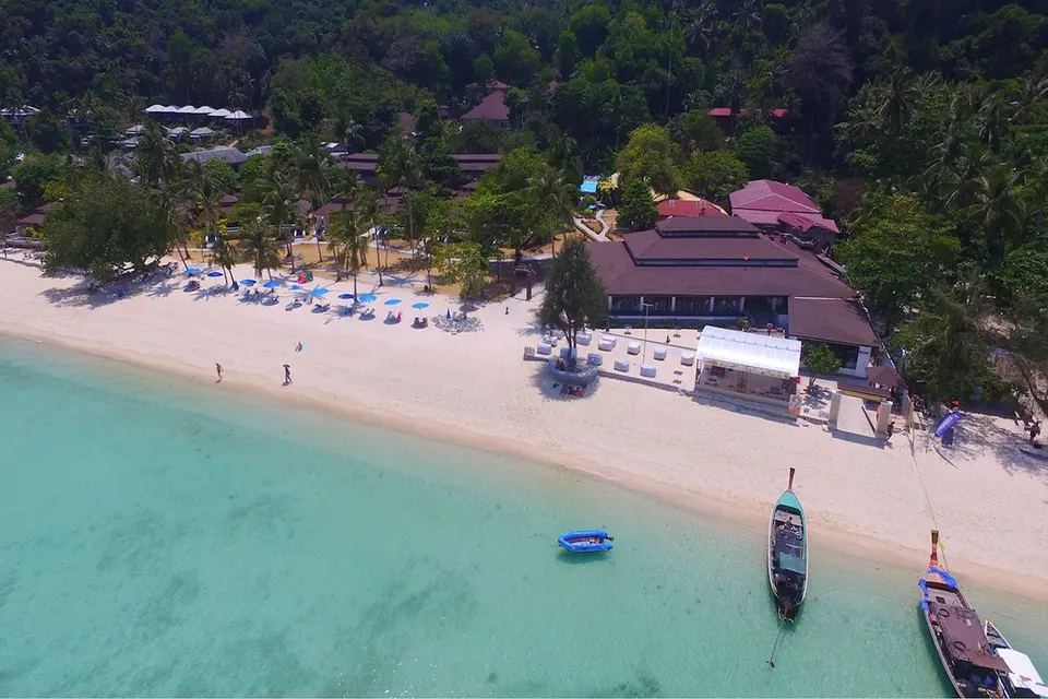 Overhead Koh Hai Fantasy Resort på stranden.