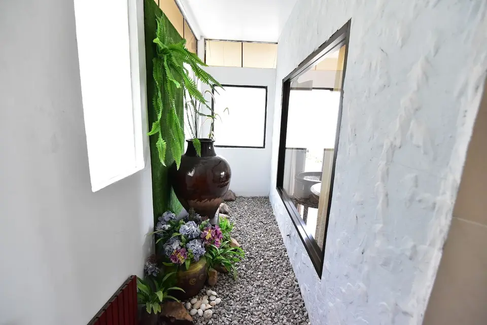 Koh Hai Fantasy Resort indretning, gang med grønne potteplanter og spejl