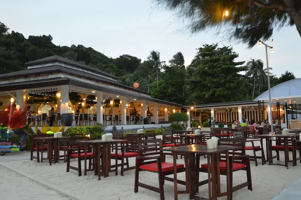 Koh Hai Fantasy Resort: Strandrestaurant med borde og stole i sandet.