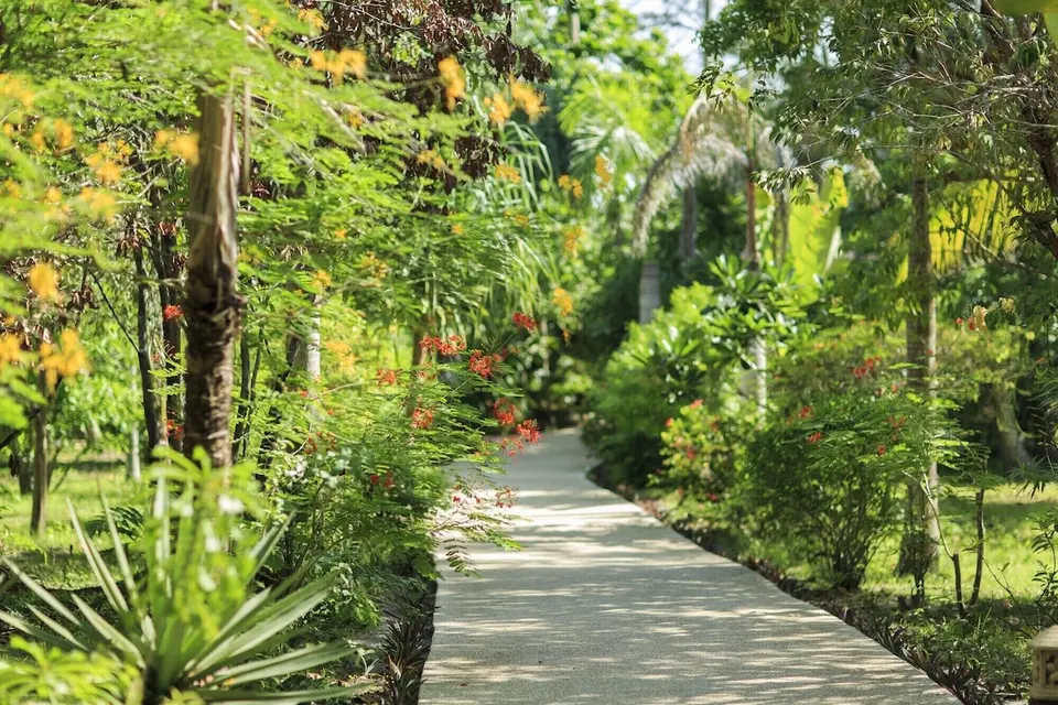 sti til tropisk have ved Koh Jum Beach Villas
