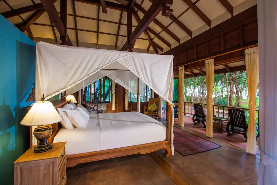 Koh Jum Beach Villas: Rummeligt, luksuriøst soveværelse