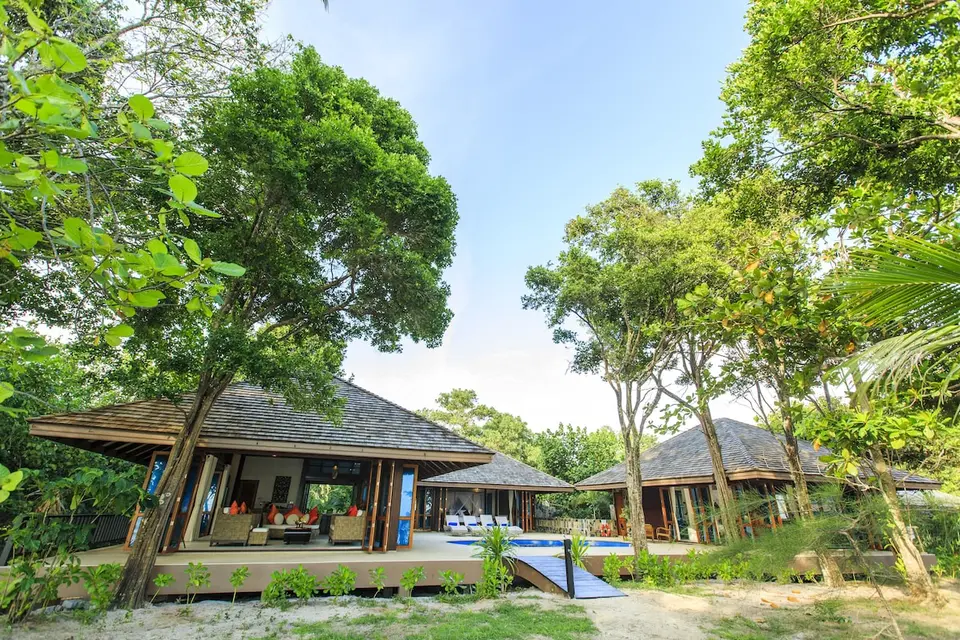 Eksempel på villa med pool og terrasse omgivet af træer på Koh Jum Beach Villas.