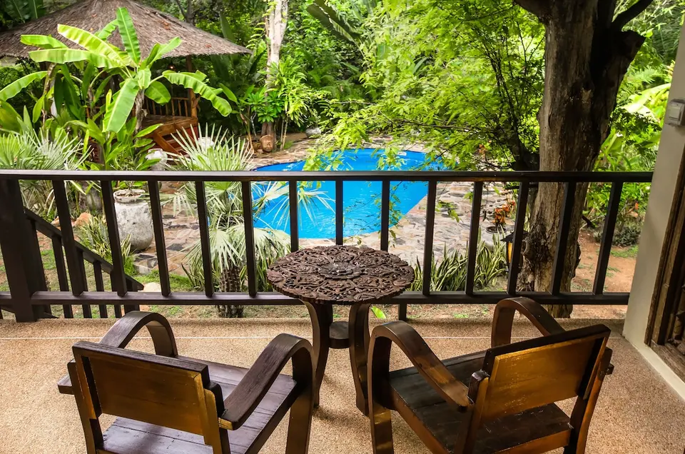 Træbalkonstole på Koh Jum Beach Villas