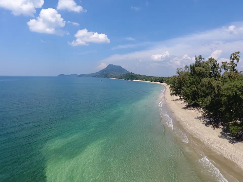 Koh Jum Beach Villas resort beliggende ved strandkanten