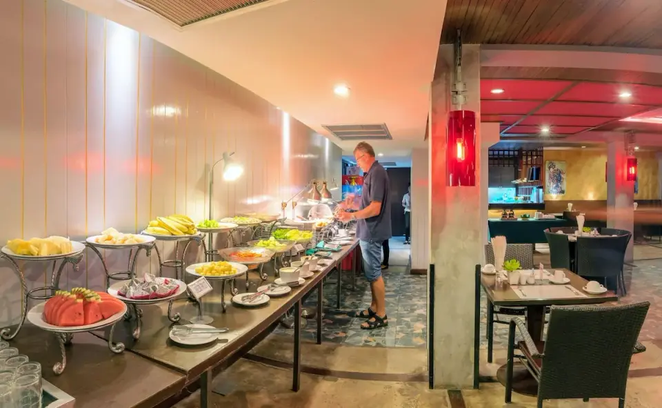 Man laver mad på Cha-da Resort i Krabi