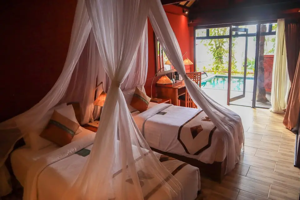 dobbeltværelse med senge på Kupu Kupu Phangan Beach Villas