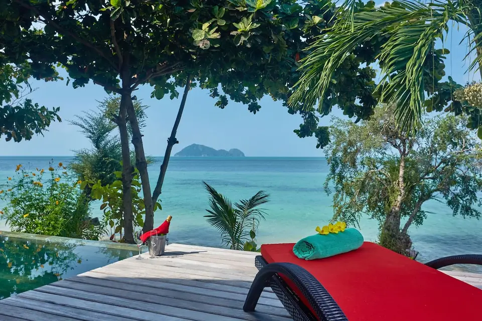 Udsigt over Kupu Kupu Phangan Beach Villas fra loungestol