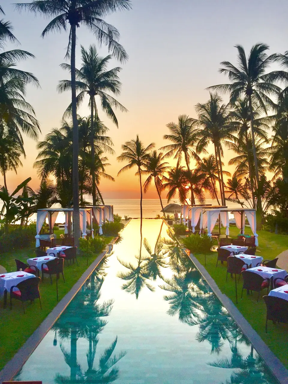 Pool med borde og stole ved Kupu Kupu Phangan Beach Villas