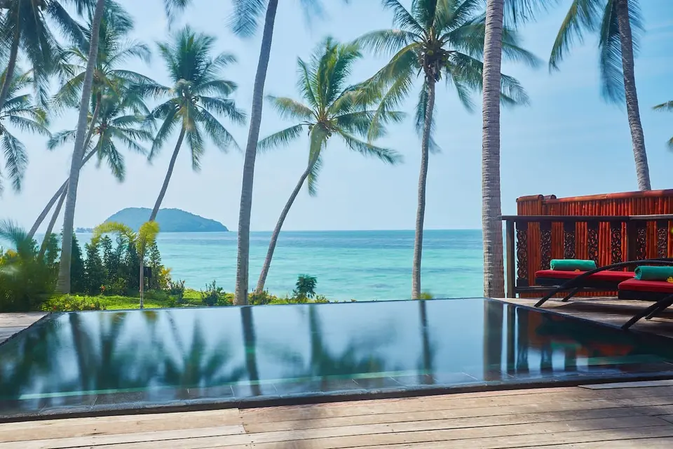 Swimmingpool med havudsigt ved Kupu Kupu Phangan Beach Villas