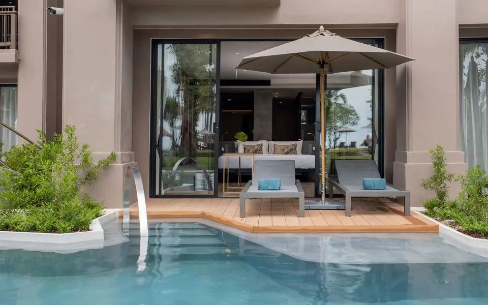 La Flora Resort Khao Lak swimmingpool og loungestol