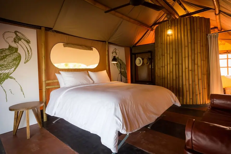 Luksuriøs telthytte i Khao Yai Resort med komfortabel seng