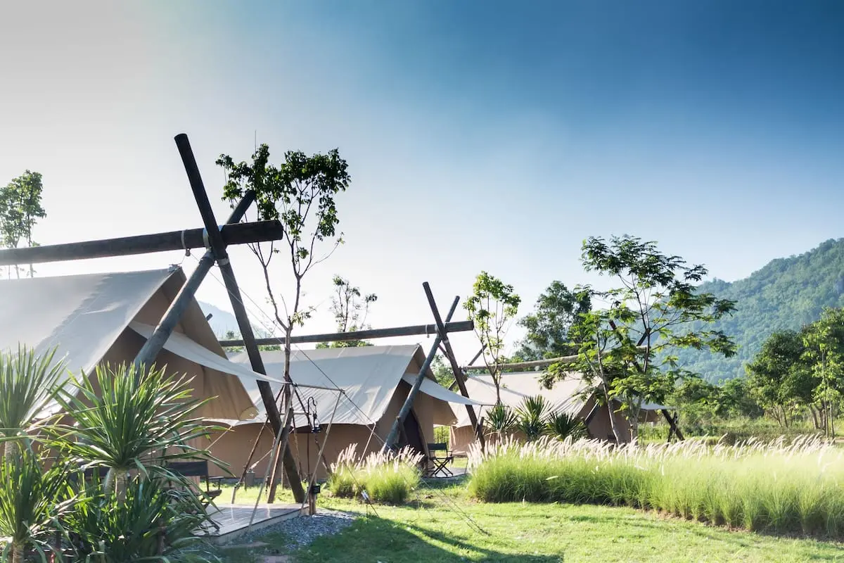 Tented Khao Yai Resort telte på en græsmark