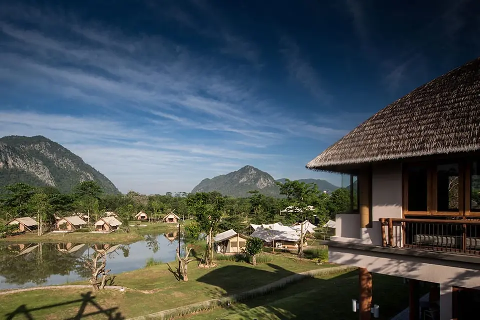 Khao Yai resort med teltindkvartering, omgivet af bjerge og sø