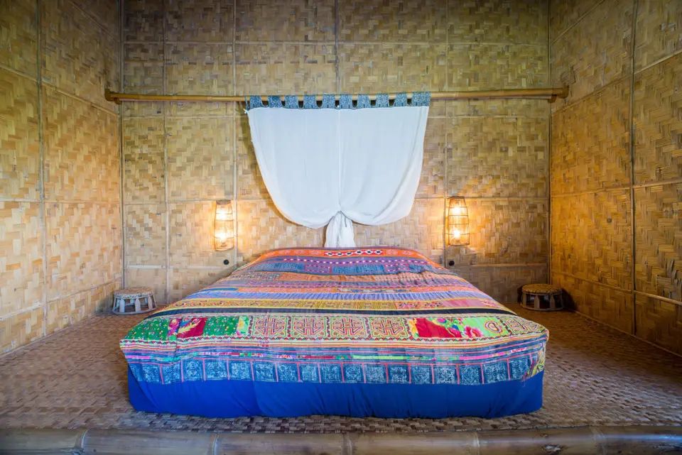 Komfortabel seng i Lanjia Lodge værelse med natbord, Chang Rai