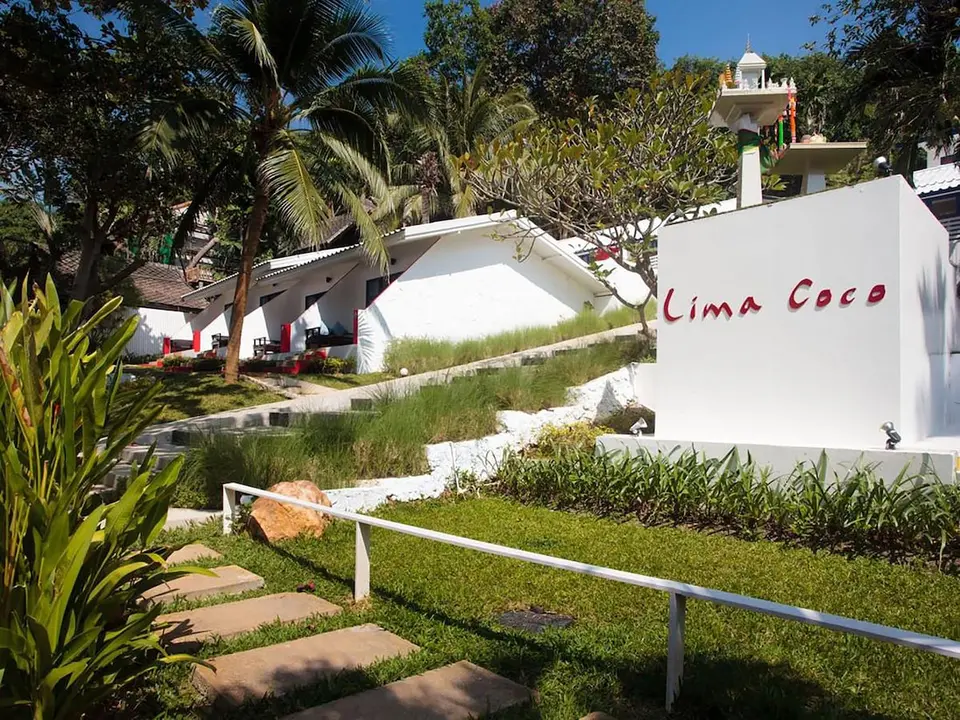 Lima Coco Resort, hvid bygning med skilt