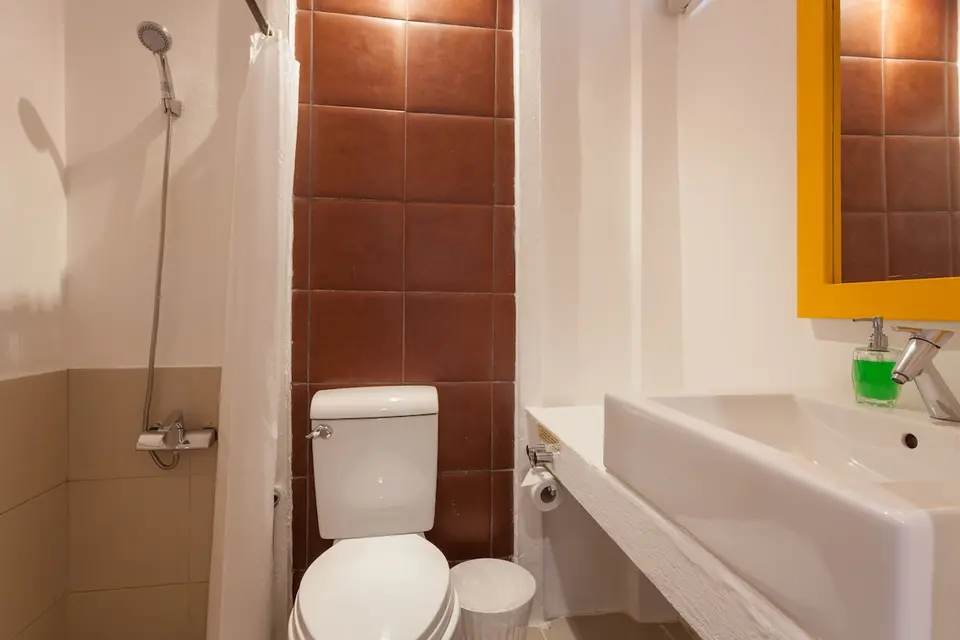 badeværelse på Lima Coco Resort med toilet og håndvask