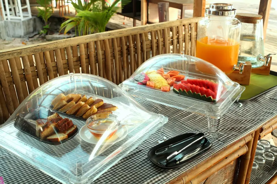 Træbord på strand resort med morgenmadsbuffet