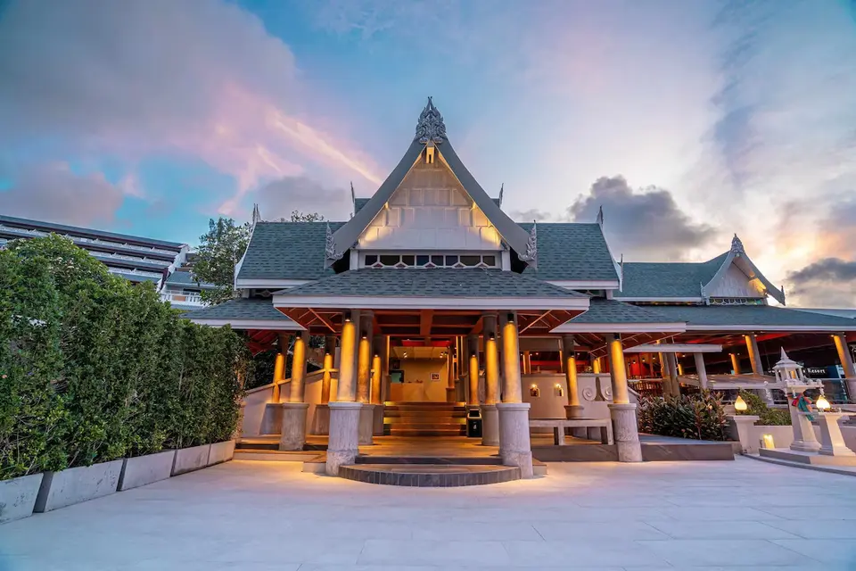 Hovedbygningen på Orchidacea Resort i thailandsk stil oplyst i skumringen