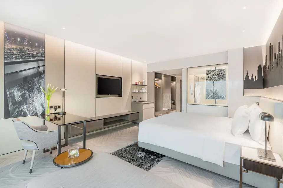 Luksuriøst hotel i Pathumwan med moderne værelser udstyret med komfortabel seng og avanceret tv-teknologi