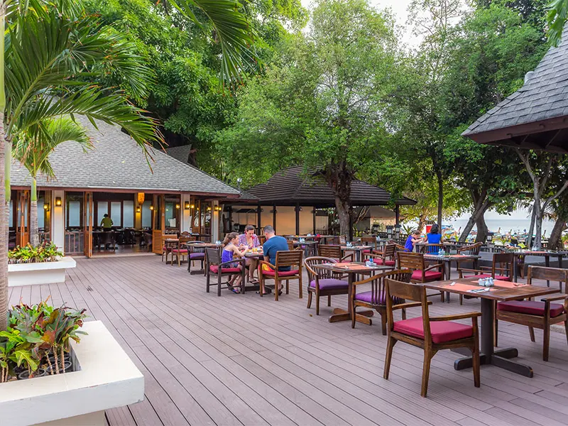Restaurant ved stranden i Phi Phi med dæk med havudsigt