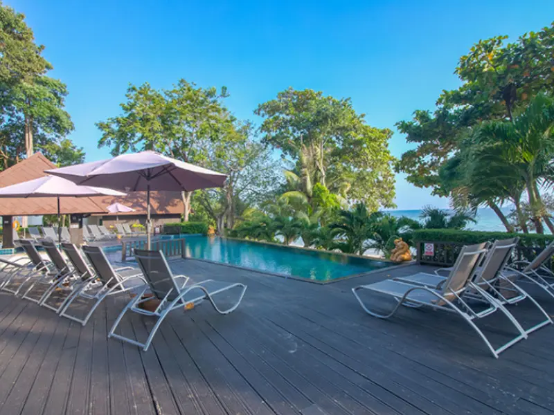 Afslapningssted på Phi Phi Holiday Resort med pool, liggestole og parasoller