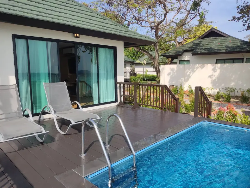 Rolig swimmingpool på Phi Phi Holiday Resort med liggestole