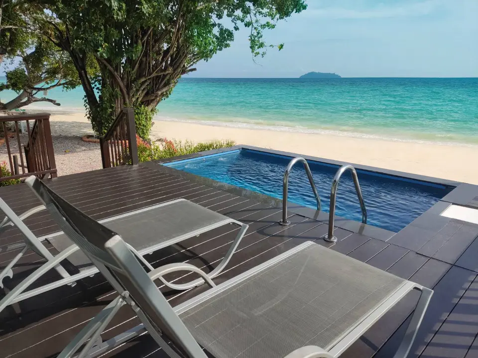 Trædæk med stole og pool ved Phi Phi Holiday Resort