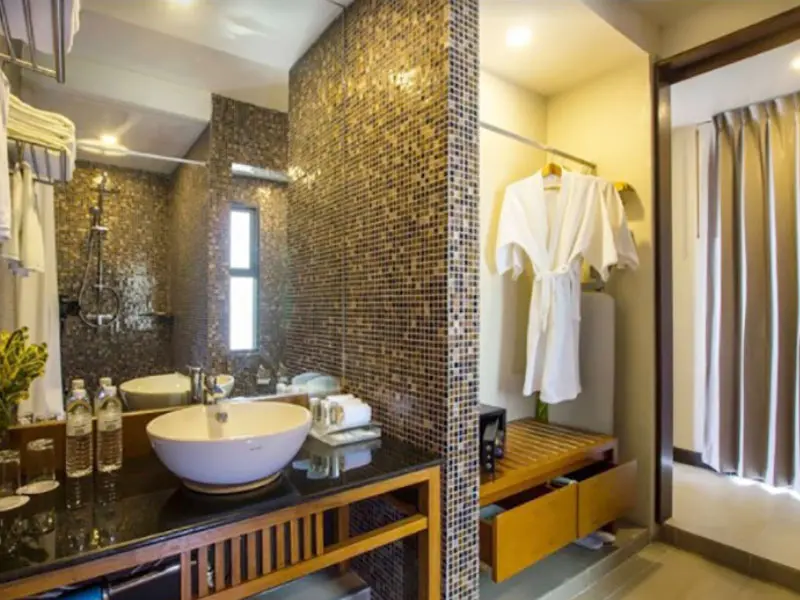 Phi Phi Holiday Resort badeværelse med elegante badekåber og bløde håndklæder