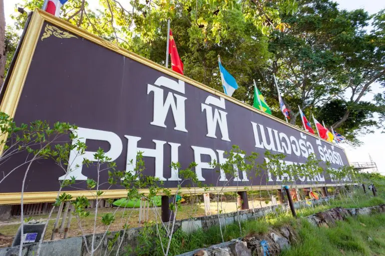 Phi Phi Natural Resort - Havudsigt, Stenstrand og Tropiske Planter i Thailand