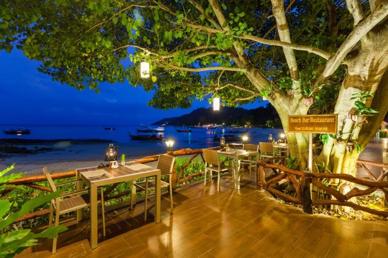 Restaurant ved stranden på Phi Phi Natural Resort med udendørs siddepladser