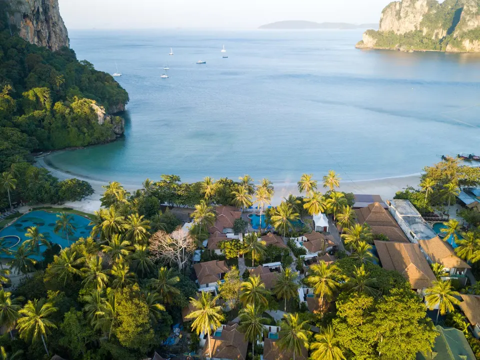 Railay Bay Resort set fra luften, et strandresort beliggende i Thailand. Billede viser resortets placering ved havet omgivet af grønne træer