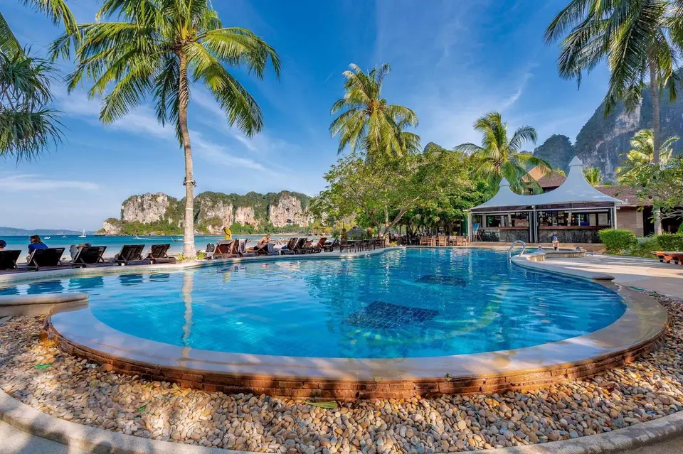 Beach spa med swimmingpool omgivet af palmetræer ved Railay Bay resort
