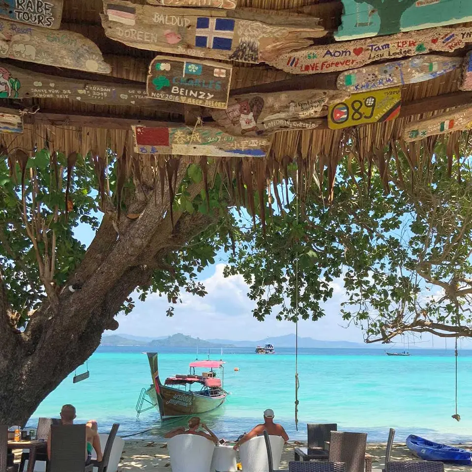 Strandrestaurant i Koh Phangan, Thailand med udsigt over havet.