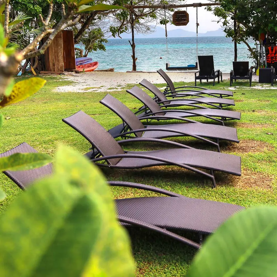 Lovestole ved stranden på Kradan Reef Resort