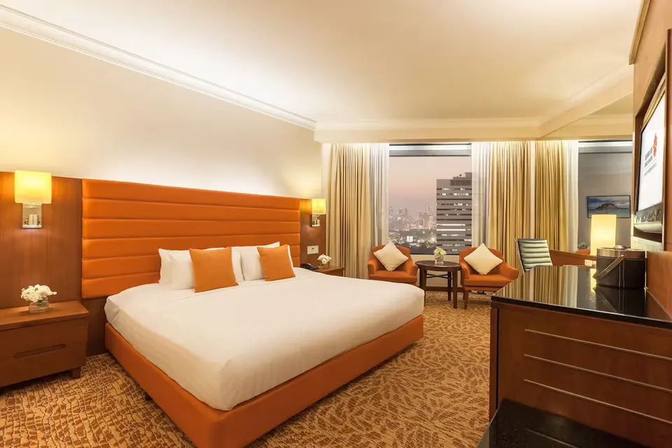Luksuriøs suites på Rembrandt Hotel med orange detaljer og panoramaudsigt over byen