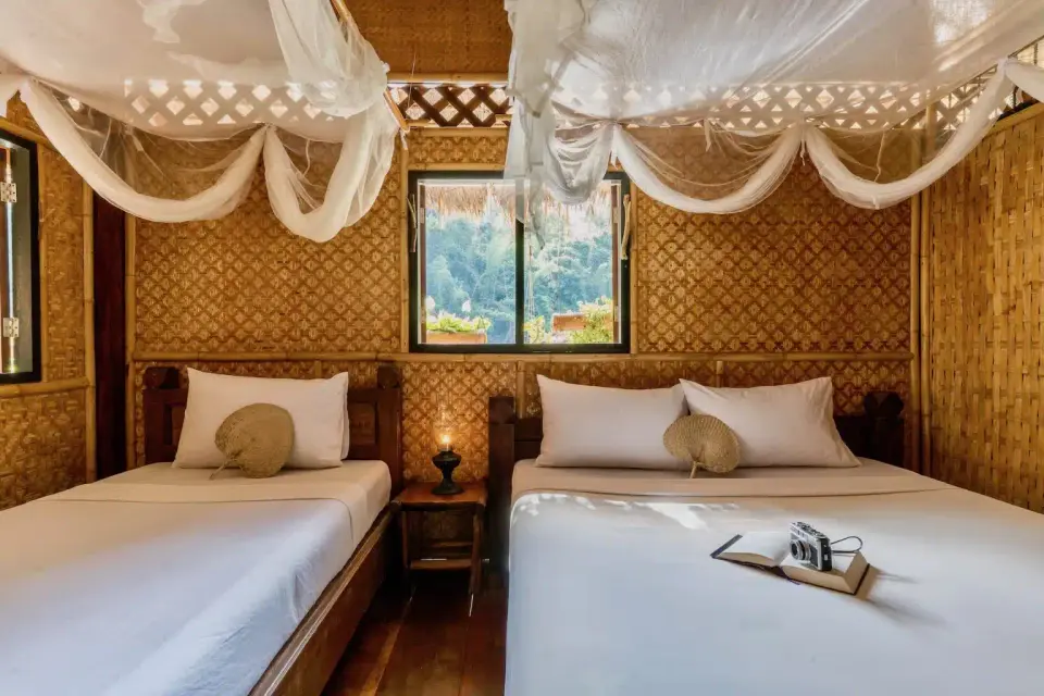 Flodhotel med senge og myggenet i River Kwai Jungle Rafts, Thailand